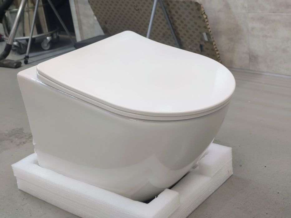 Miska WC wisząca z deską wolnoopadającą. Mocowania, kompletna.