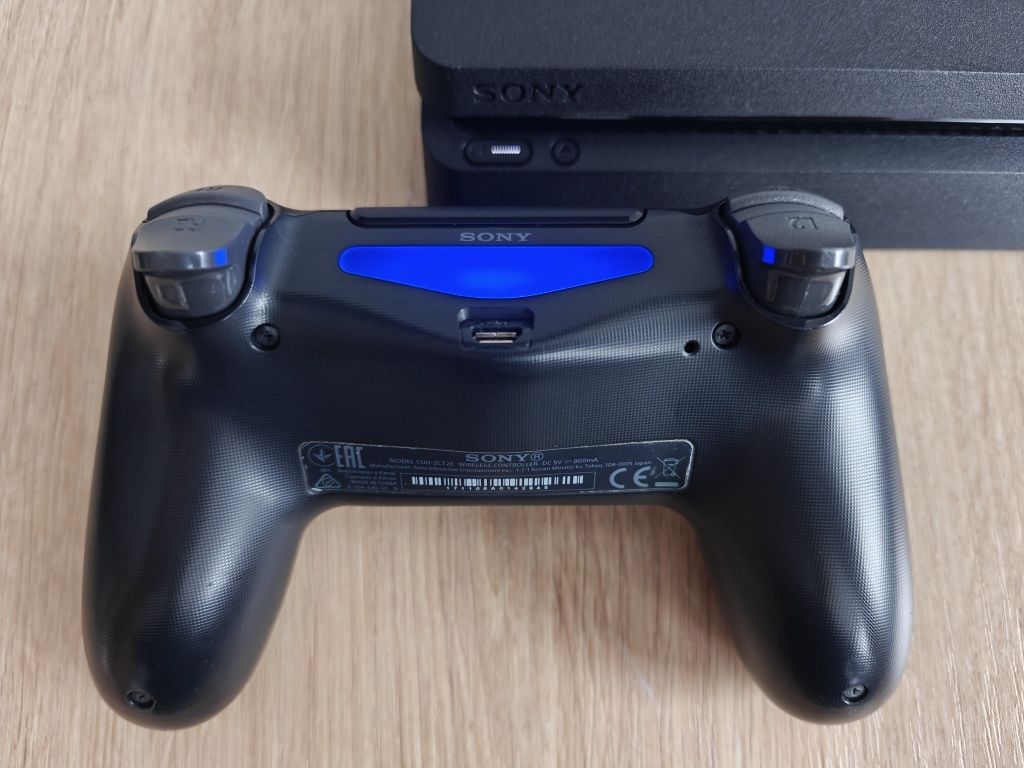 PS4 SLIM 1 TB Stan bdb. Pad DualShock4, 10 gier na płytach.