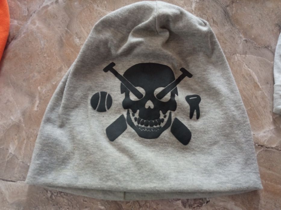 Czapka jesienna z czaszką stan bdb