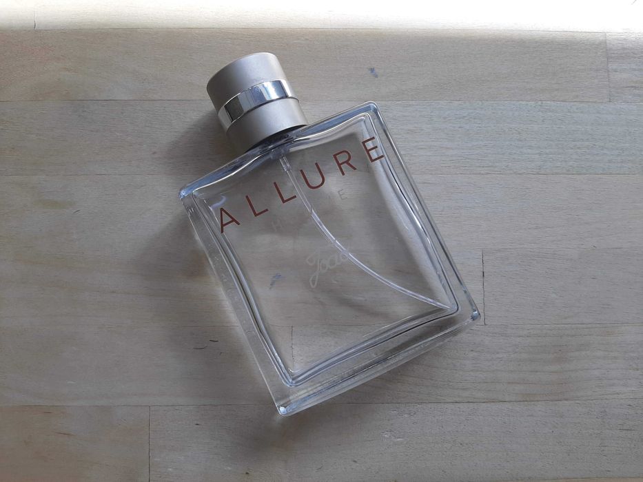 Caixa e frasco de perfume Allure Chanel
