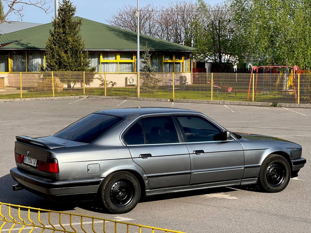 BMW e34 (серебристая)