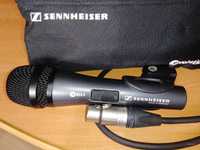 Mikrofon Senheiser z przewodem i uchwytem.