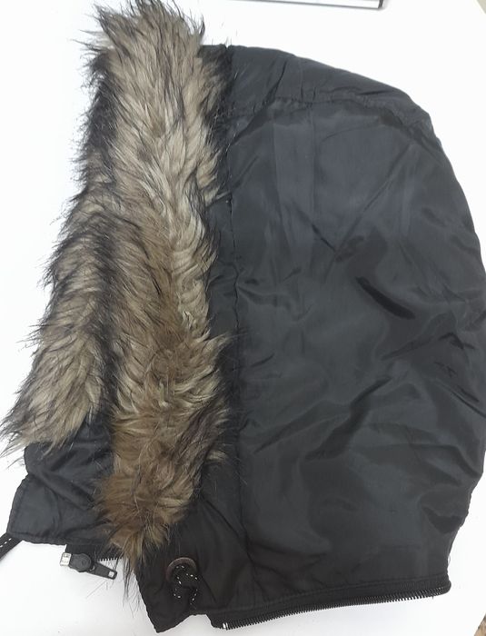 Capuz cor preto com pelo alto e fecho para aplicar em casacos