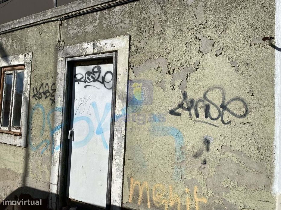 Terreno com área de 159m2, com ruína a necessitar de recuperação total