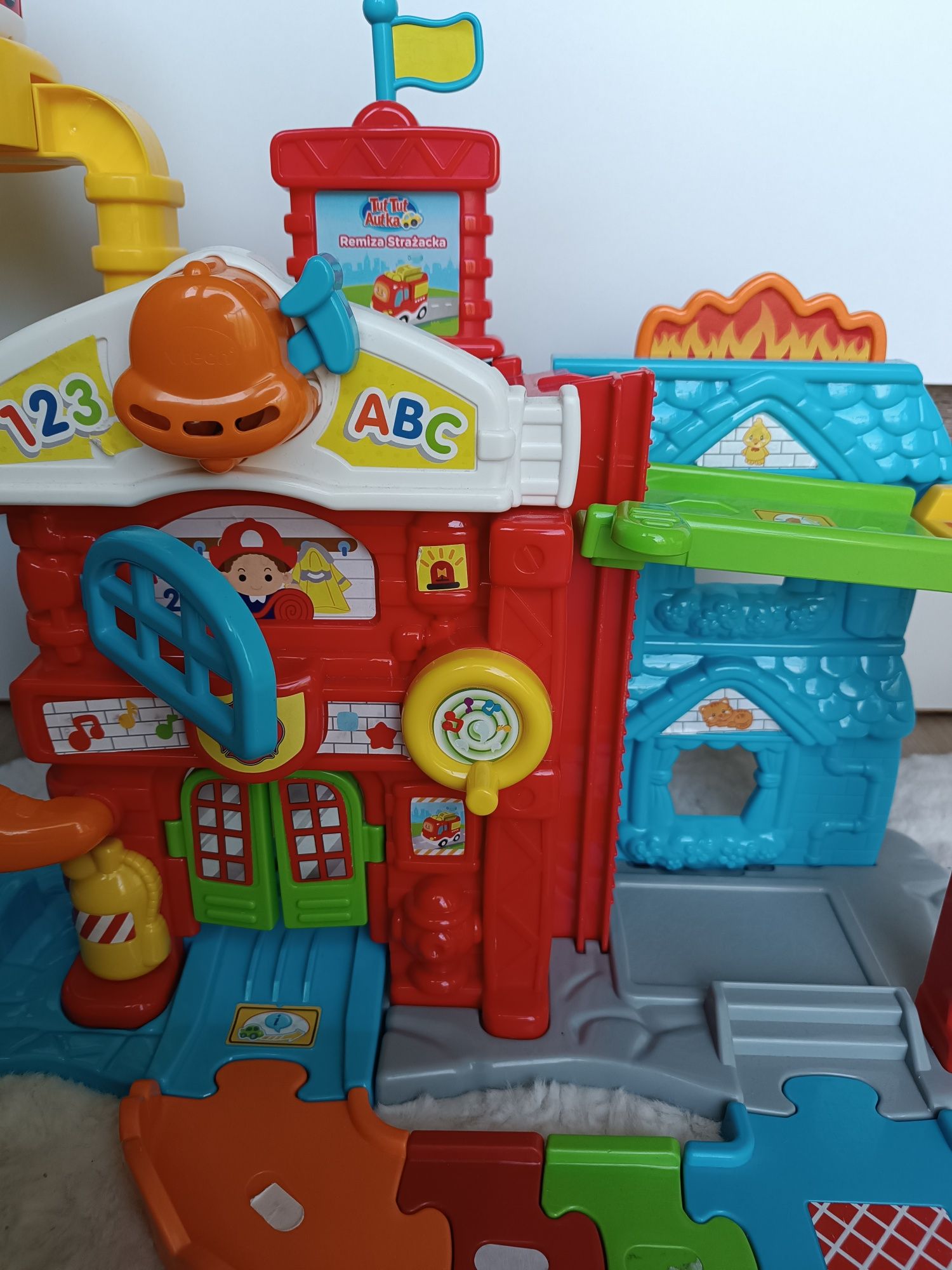 Remiza strażacka Tut Tut z autkiem na baterie Vtech