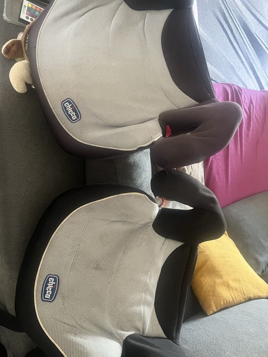 Duas cadeiras auto chico usadas.