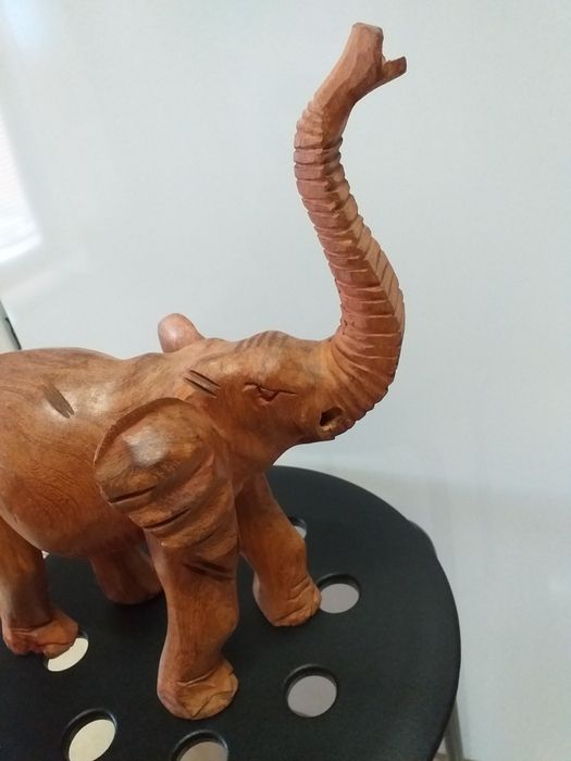 Estatueta elefante em madeira,boa dimensão,impecável,em mão,veja zonas