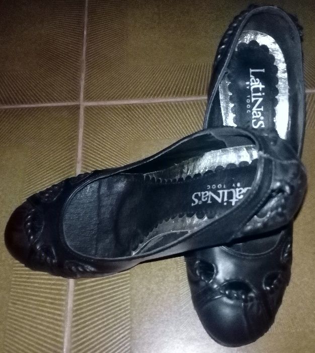 Sapatos pretos com recortes