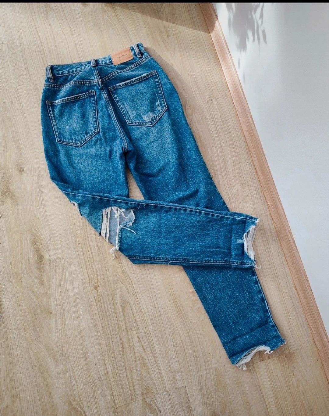 Spodnie z dziurami boyfriendy pull & bear 32