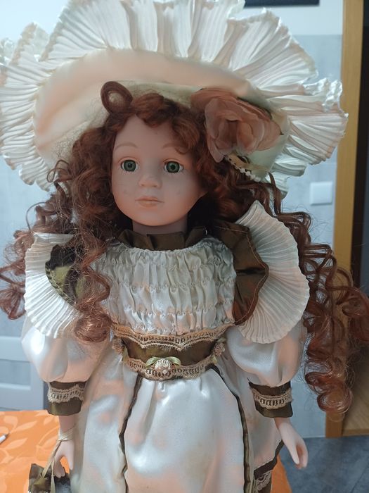 Uma boneca em porcelana