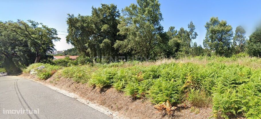 Lote de terreno com 884 m2 (3) para construção de moradia de 2 pisos,
