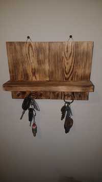 Drewniany wieszak na klucze z półką