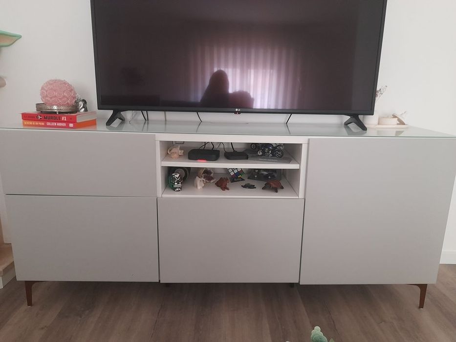 Móvel Besta ikea com pés