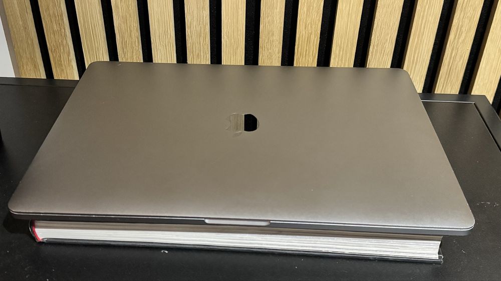 Apple Macbook Pro 15  i7 32GB  Touch Bar w ładnym stanie .