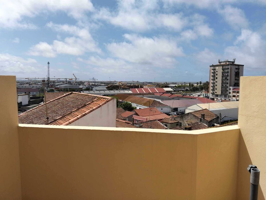 Moradia T3 centro da figueira junto aos CTT.