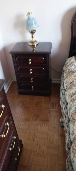 Mobília de quarto de casal completa e bom estado de conservação. Mogno