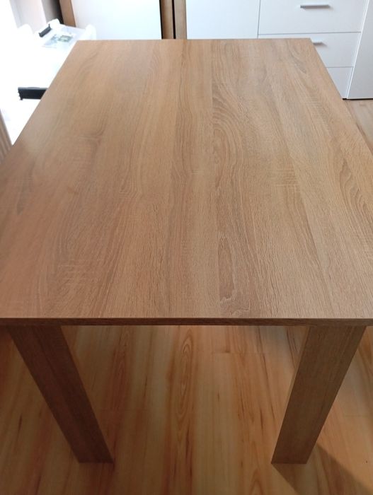 Stół w bardzo dobrym stanie
