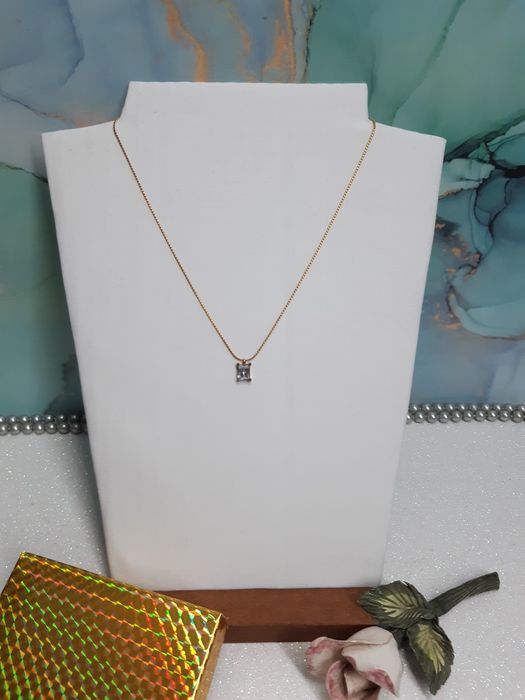 Colar em aço inoxidável com pingente cristal