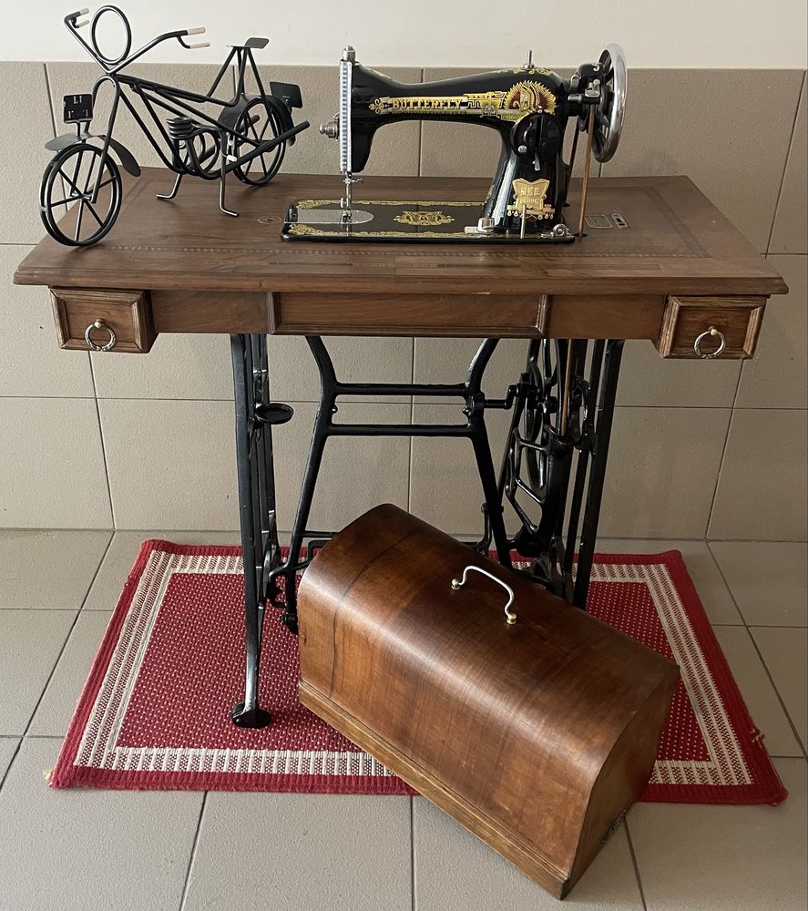 Máquina de costura antiga restaurada
