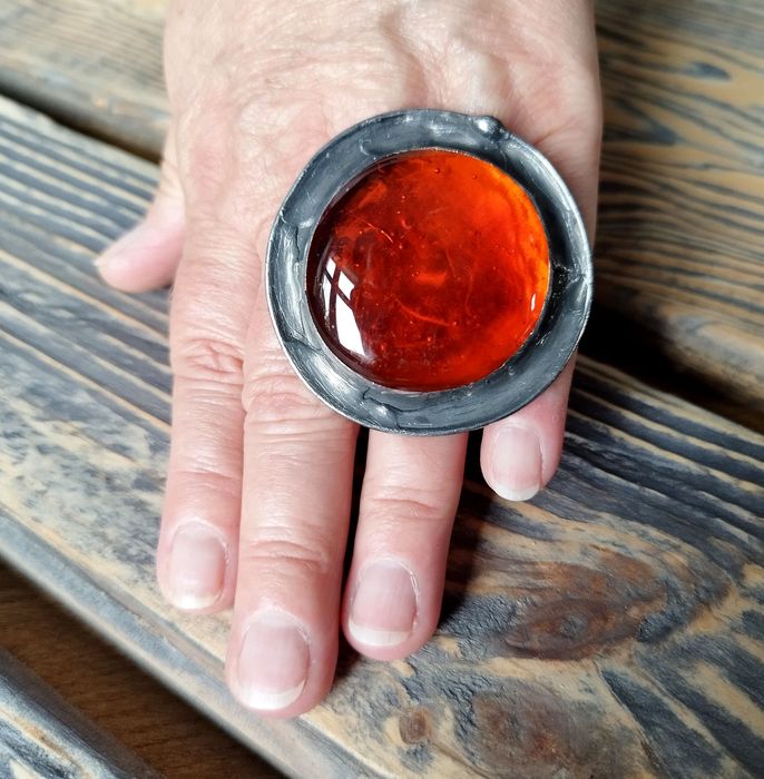 Okazały duży koniakowo pomarańczowy regulowany pierścionek witrażowy