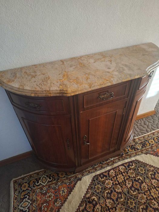 Móvel decorativo com gaveta e prateleiras