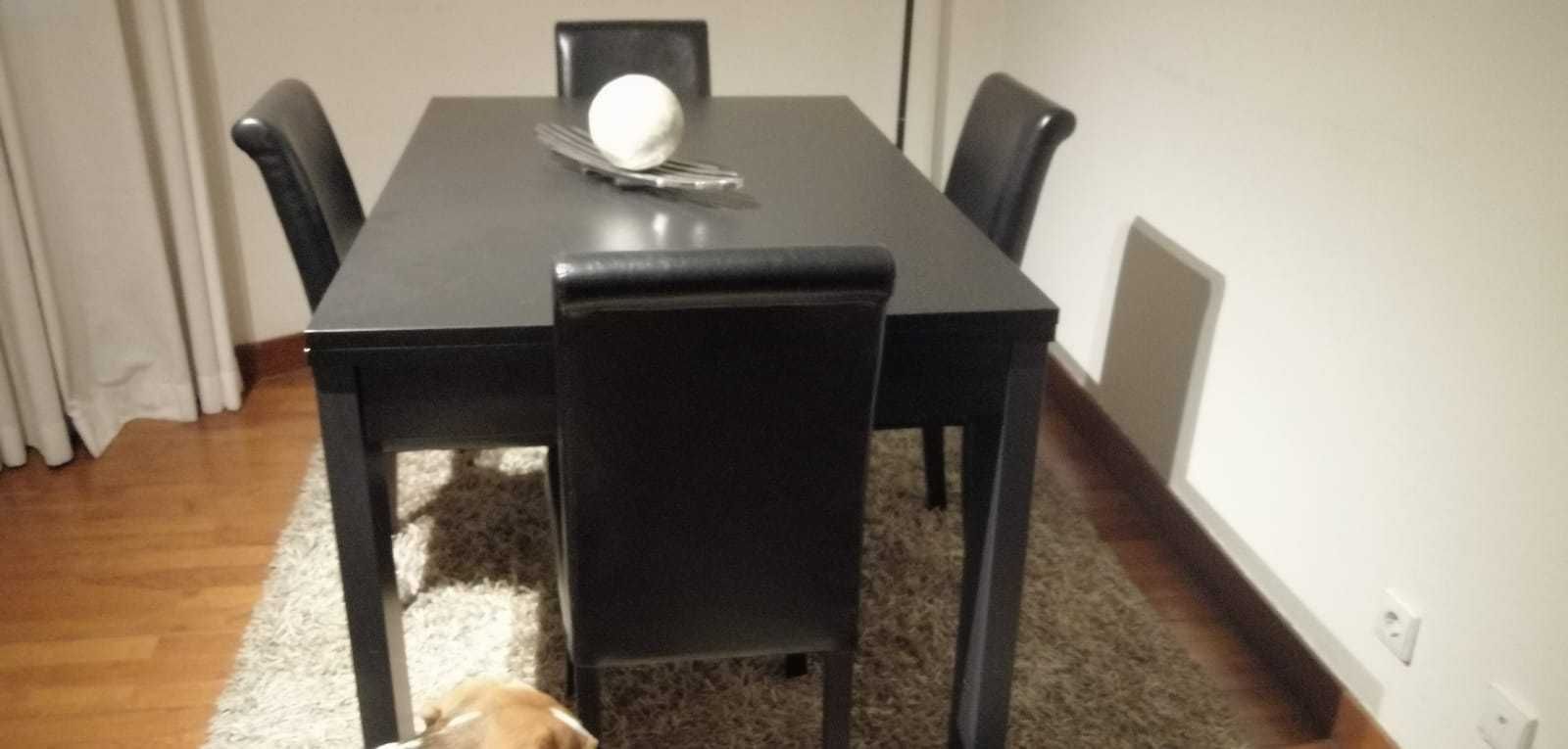 Mesa de jantar e mesa de apoio de sofá