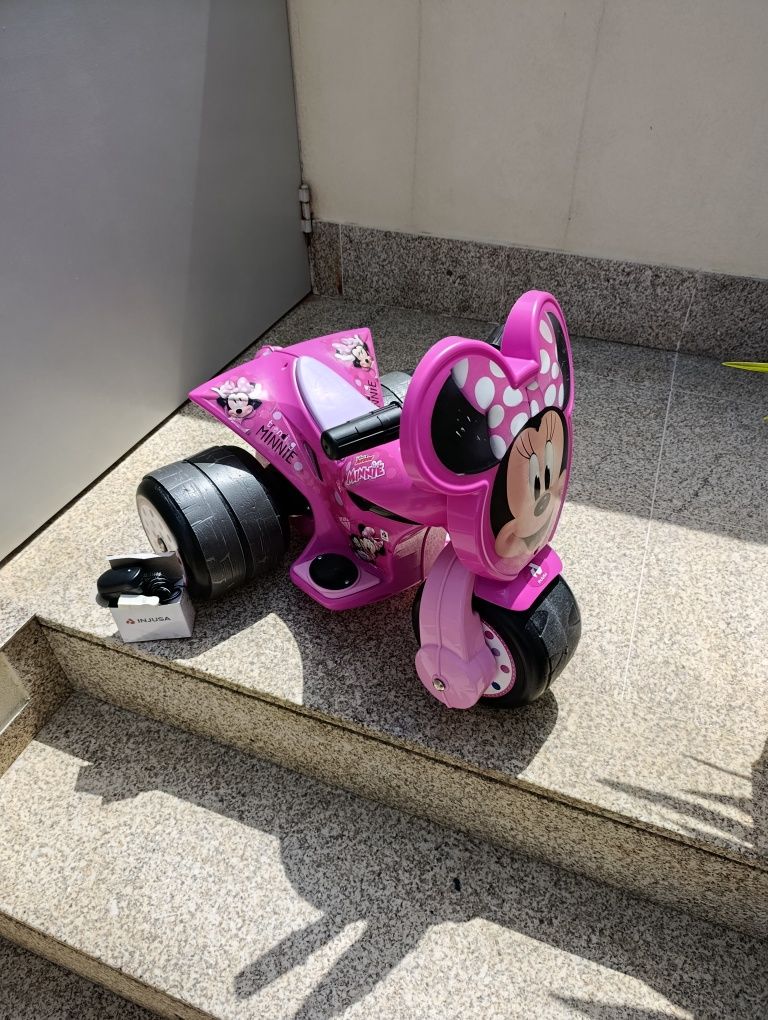 Mota a bateria  de menina