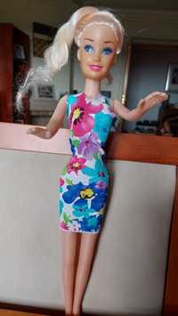 Barbie com vestido extra