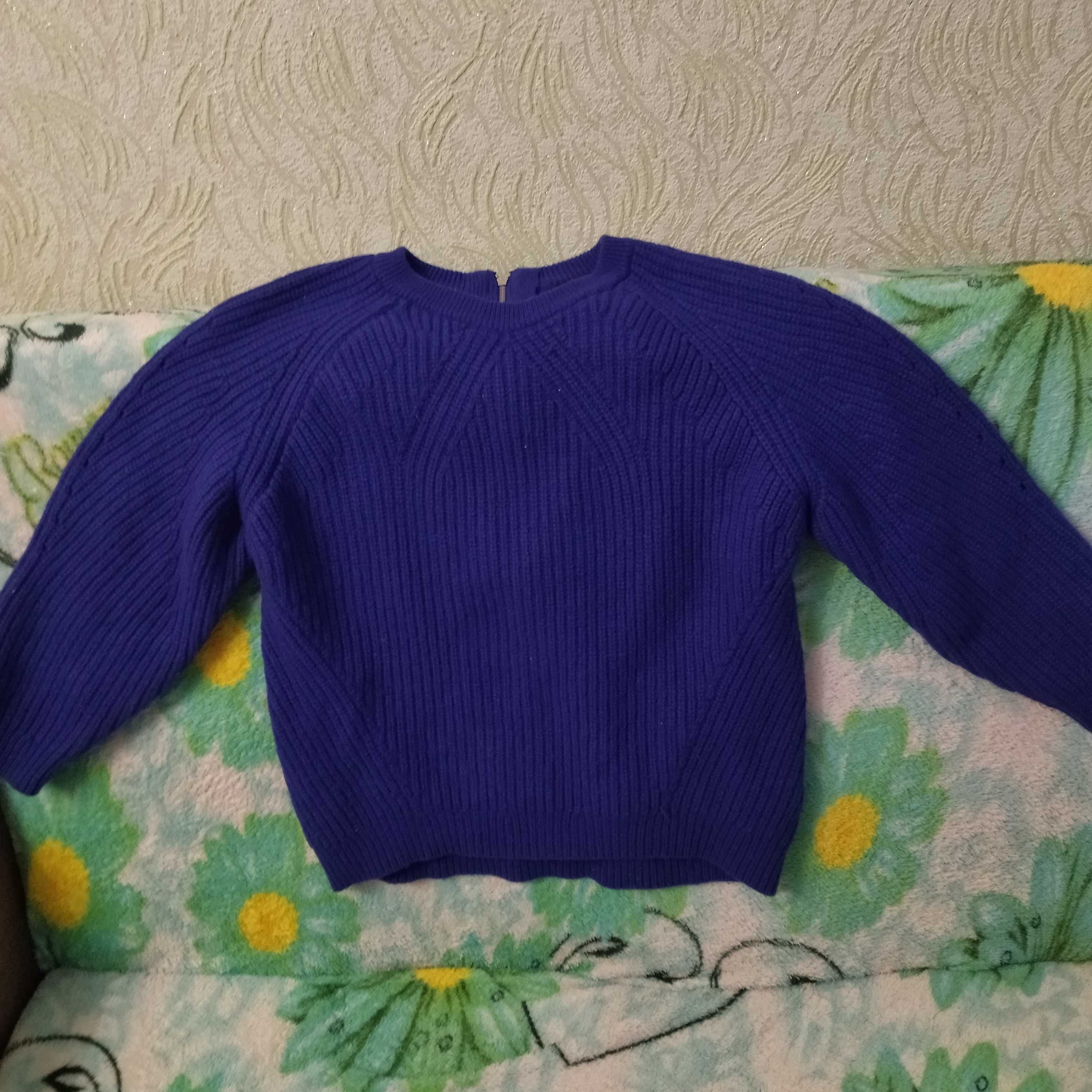 Продам свитерок , насыщенного синего цвета