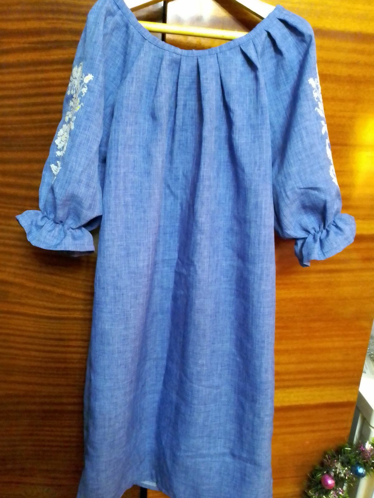 Синя вишита сукня з розрізами