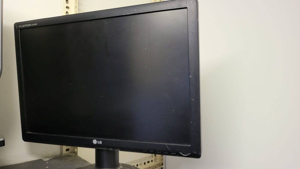 Monitores 19” a funcionar