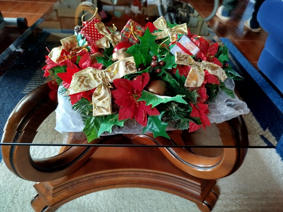 Coroa de Natal em tons verde, vermelho e dourado