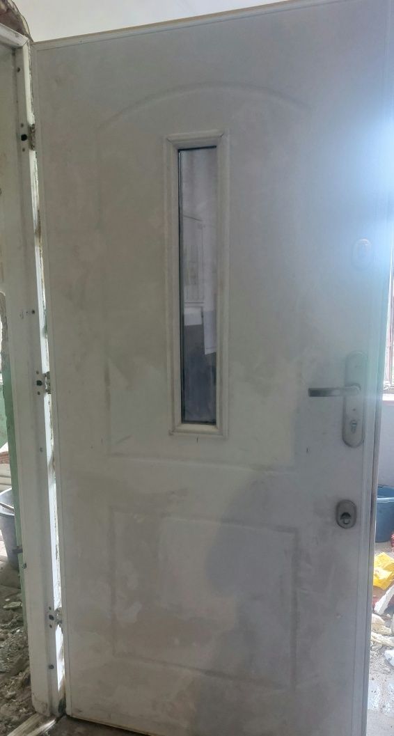 Solidne ciężkie drzwi zewnętrzne wejściowe
