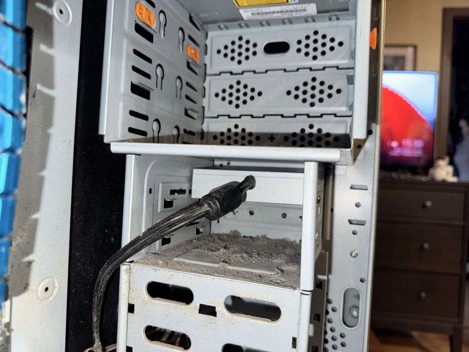 Obudowa komputera z płytą główną, procesorem i RAM