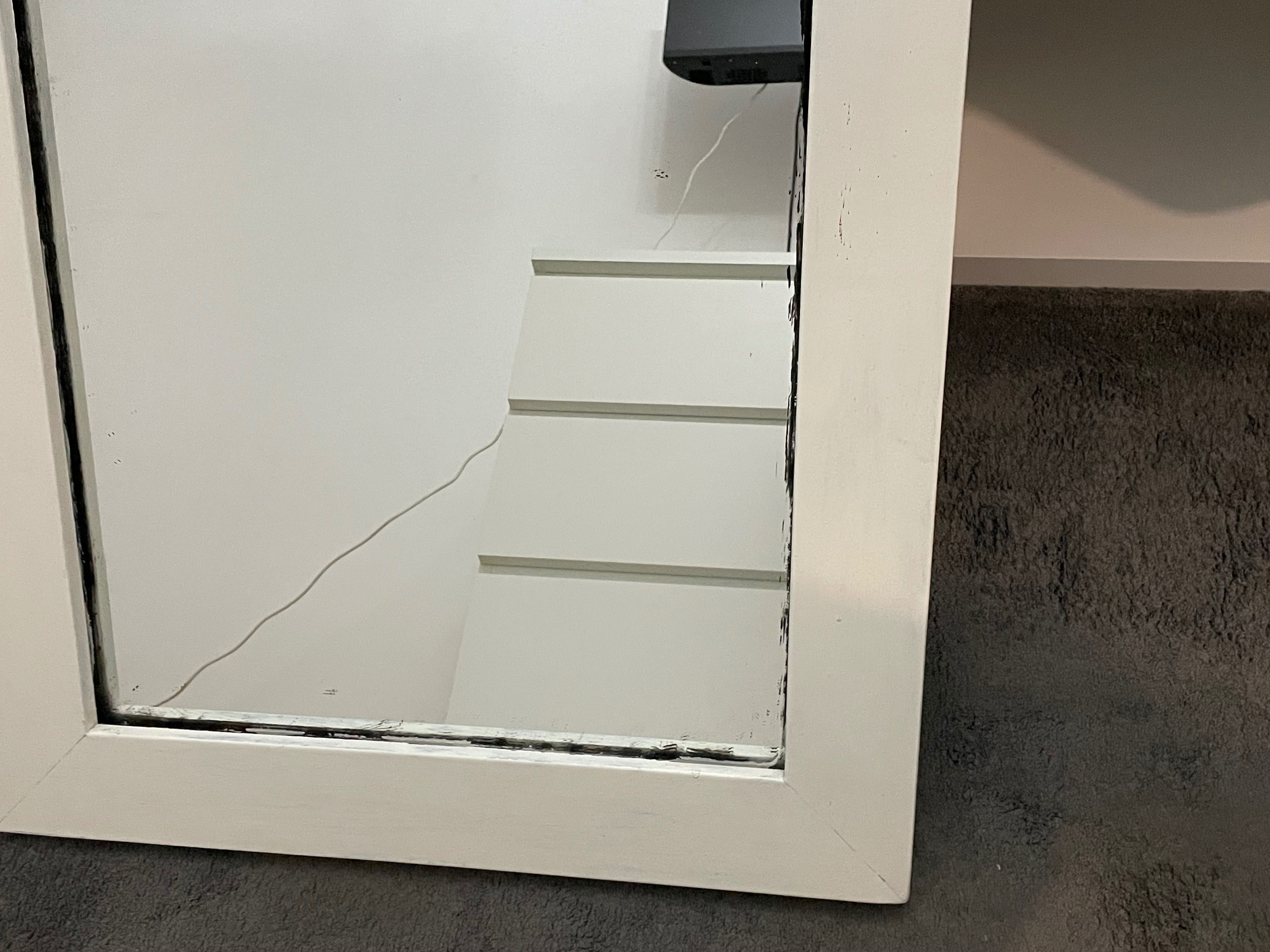 Espelho branco de quarto ou sala de madeira