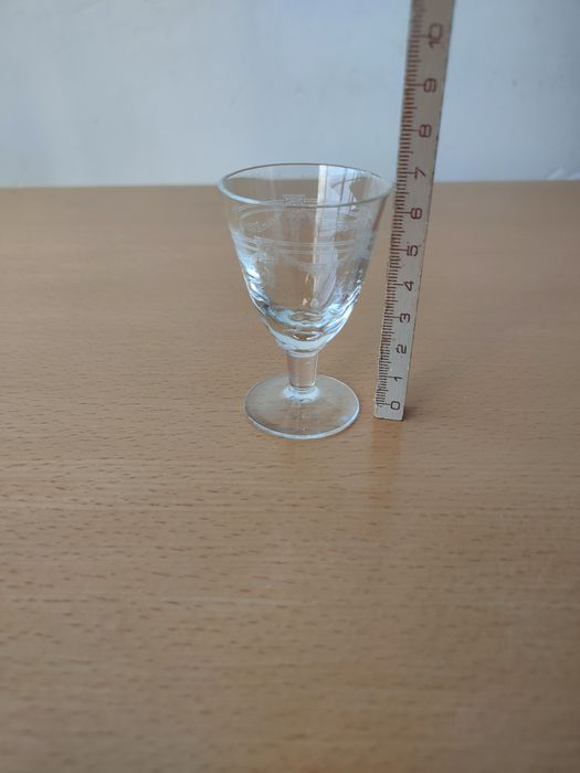 Conjunto de copos e taças antigas desenhadas á mão.