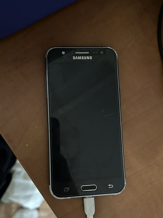 Телефон Samsung Galaxy J5