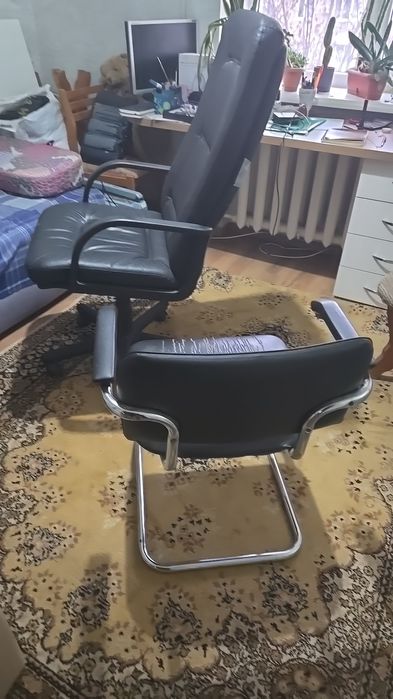 Продам офисное  директорское кресло
