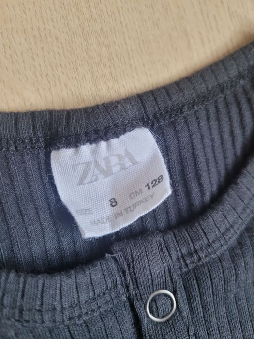 Body z krótkim rękawem prążkowane czarne na zatrzaski prążek Zara 128