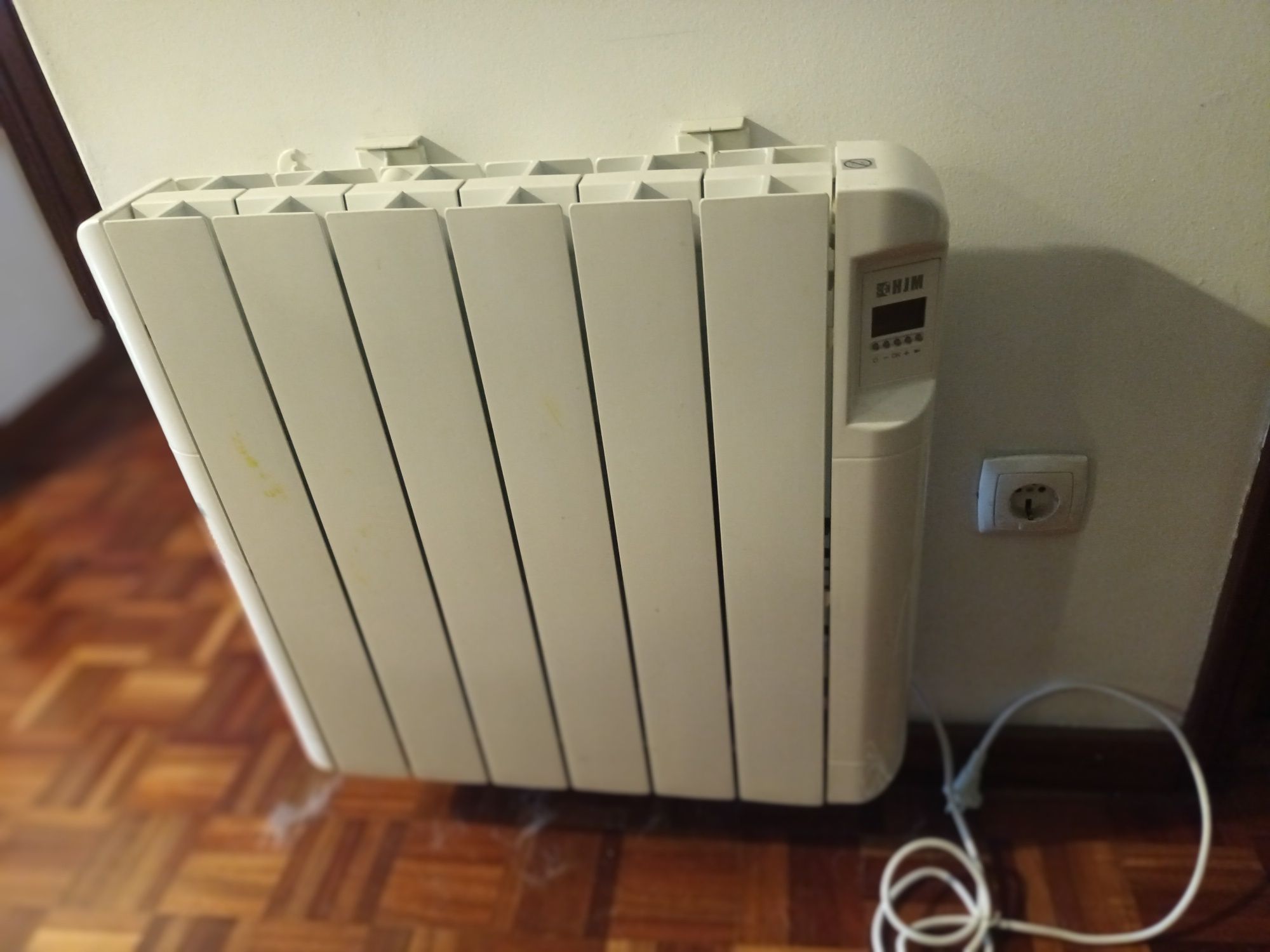 Vendo aquecedor eléctrico como novo.