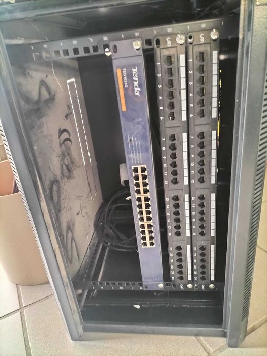 Bastidor Rack com Switch rede Tenda TEG1024G