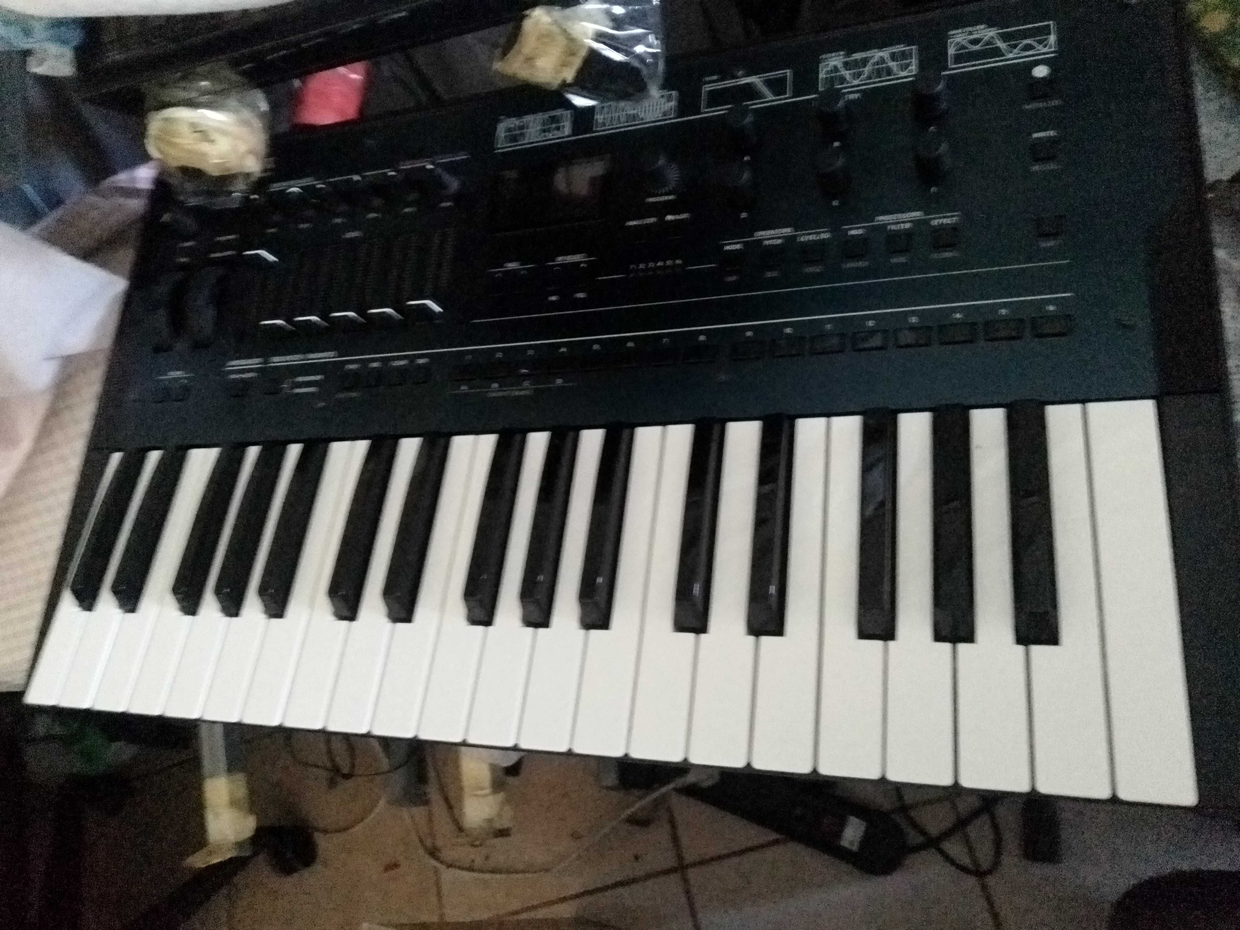 Super pechincha 2 teclados korg opsix + uno synts pro + garantia