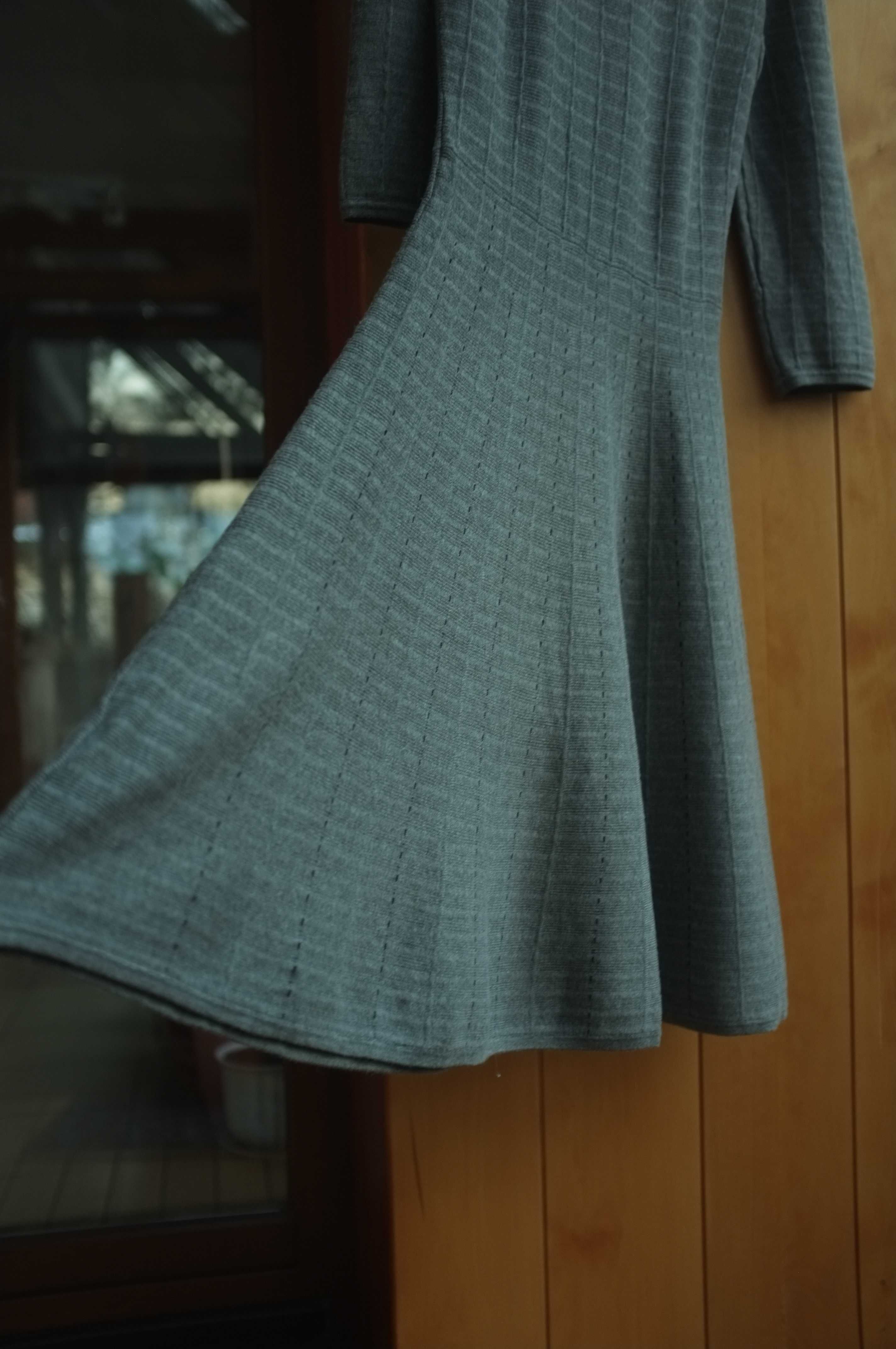 szara dzianinowa sweterkowa sukienka midi Bodyflirt z koła