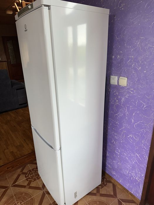 Продам холодильник indesit