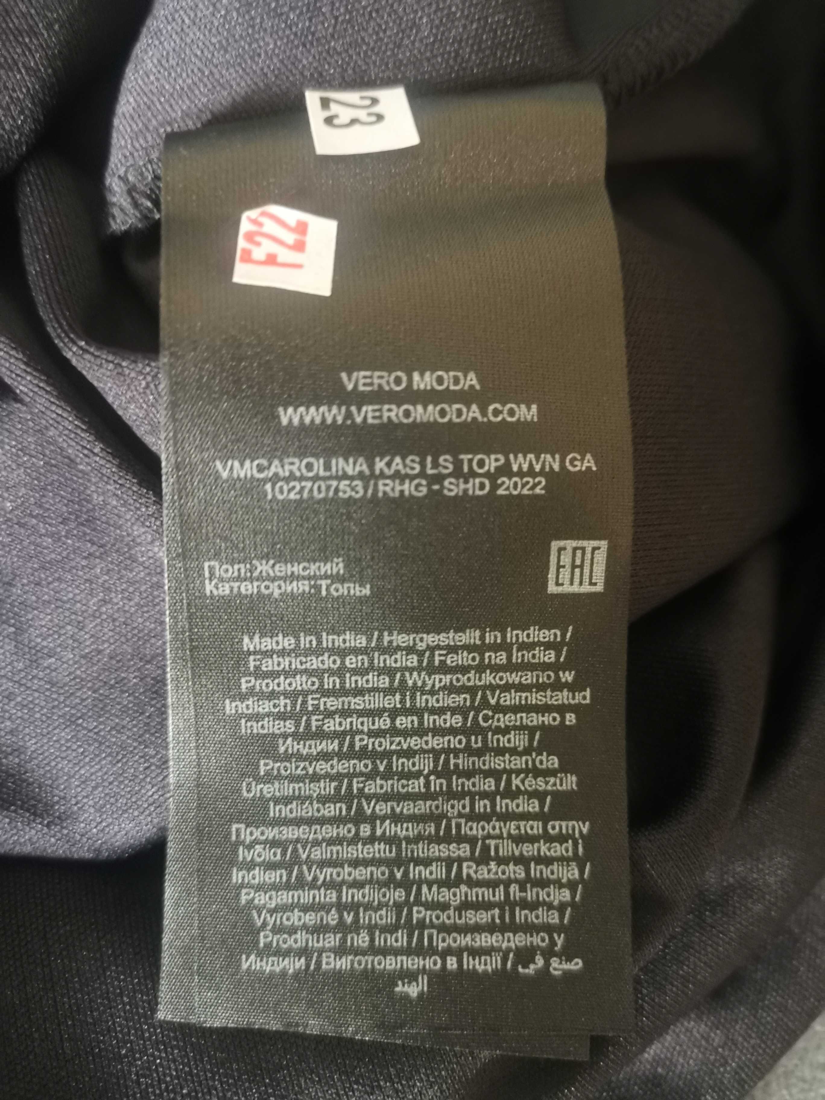 Zielona bluzka w kwiaty z dekoltem V – zwiewna i stylowa Vero Moda