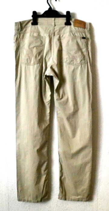 Beżowe spodnie materiałowe Chinosy  BRAX