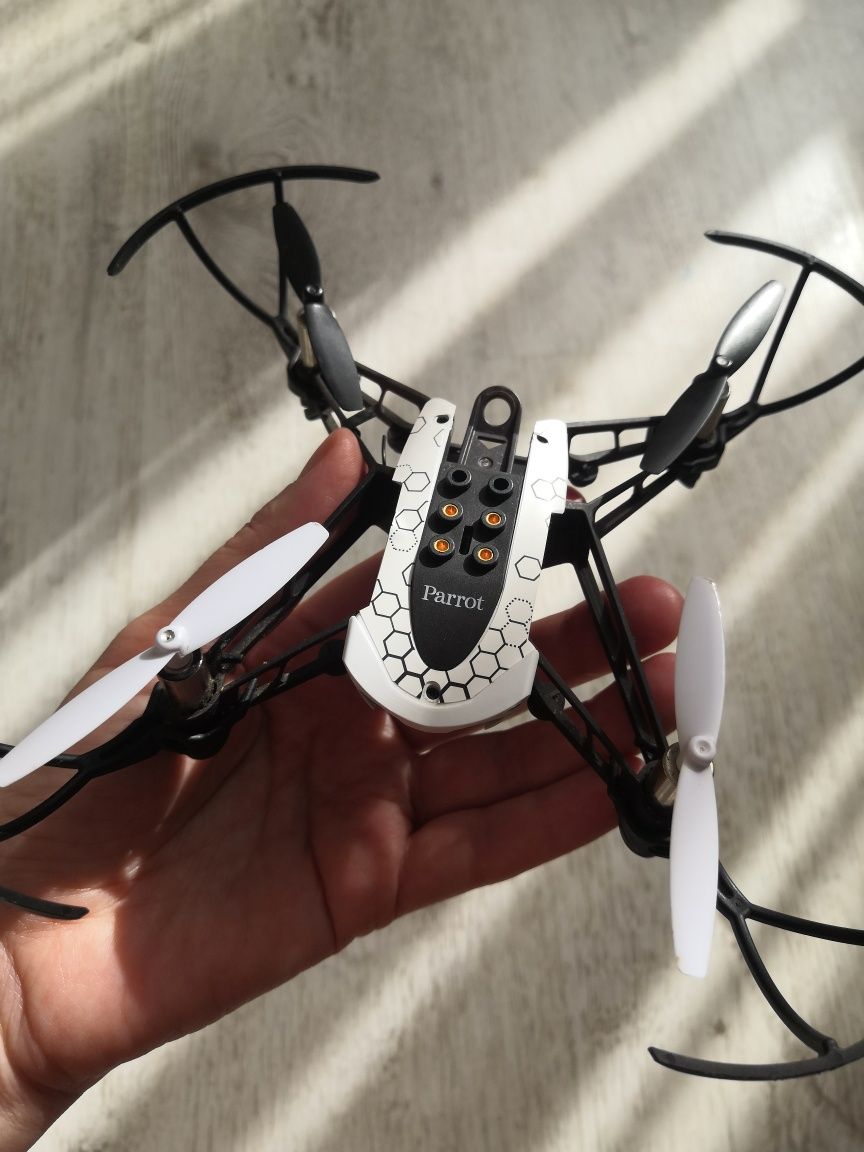 Дрон parrot mambo fpv .