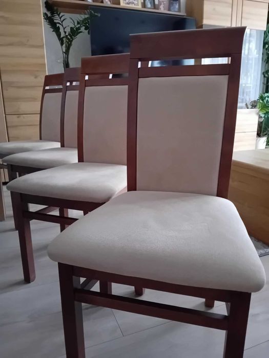 Komplet czterech drewnianych krzeseł