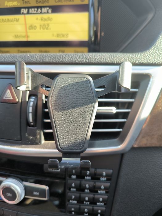 Тримач телефону в авто. Держатель телефона