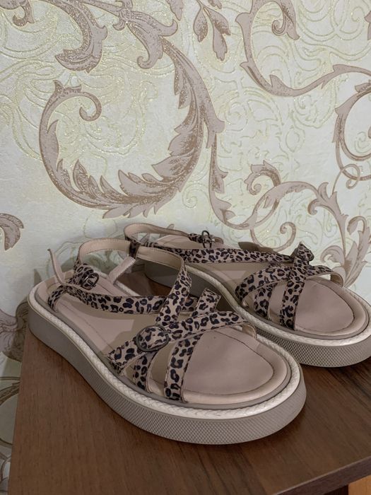 Продаю леопардові босоніжки